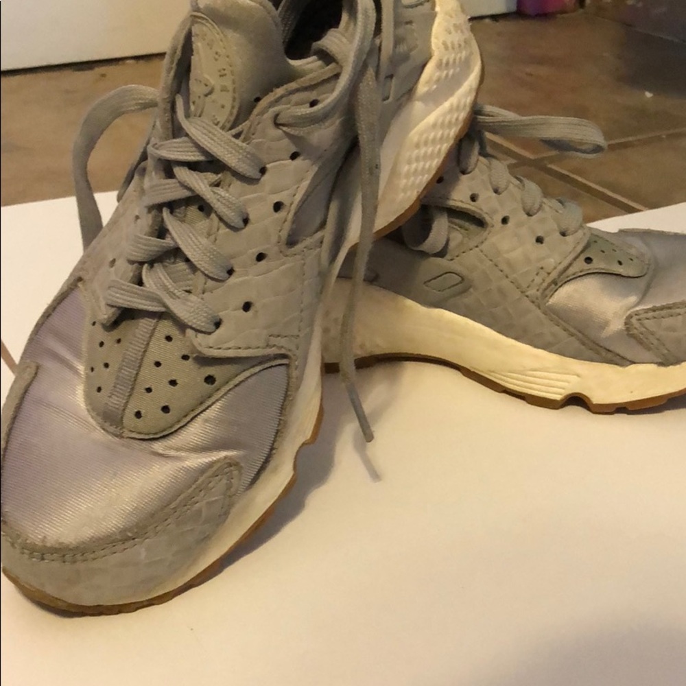 size 7 nike air hurraches silver grey